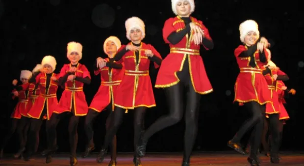 Отчетный концерт «Вернисажа» в рамках празднования золотого юбилея ДДЮТ Отчетный концерт «Вернисажа» в рамках празднования золотого юбилея ДДЮТ