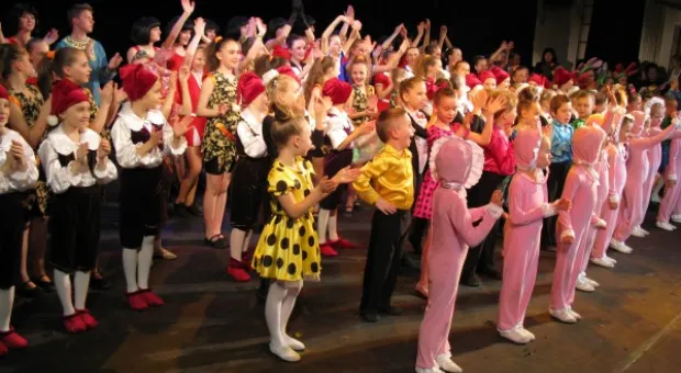 Отчетный концерт «Вернисажа» в рамках празднования золотого юбилея ДДЮТ Отчетный концерт «Вернисажа» в рамках празднования золотого юбилея ДДЮТ