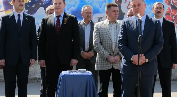 В Севастополе в знак начала строительства Ледового дворца торжественно замуровали хоккейную шайбу