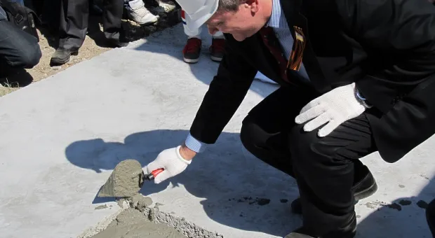 В Севастополе в знак начала строительства Ледового дворца торжественно замуровали хоккейную шайбу