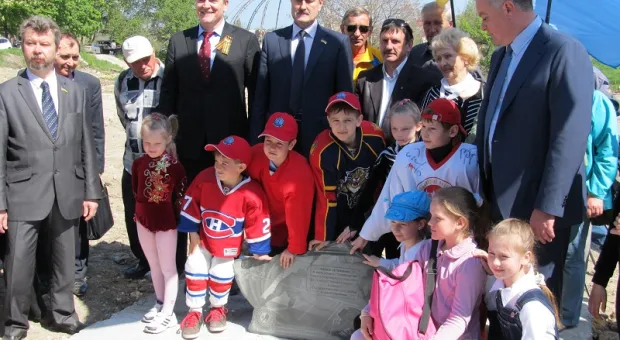 В Севастополе в знак начала строительства Ледового дворца торжественно замуровали хоккейную шайбу