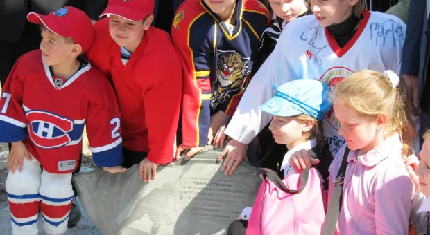 В Севастополе в знак начала строительства Ледового дворца торжественно замуровали хоккейную шайбу