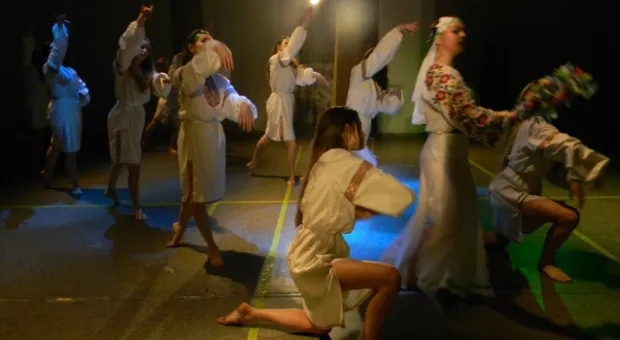 Артисты СЦКиИ поздравили севастопольцев с Днем танца большой юбилейной программой