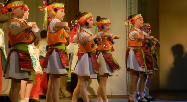 Артисты СЦКиИ поздравили севастопольцев с Днем танца большой юбилейной программой