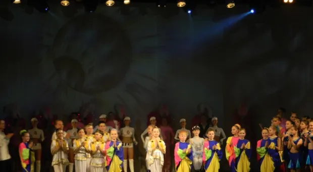 Артисты СЦКиИ поздравили севастопольцев с Днем танца большой юбилейной программой