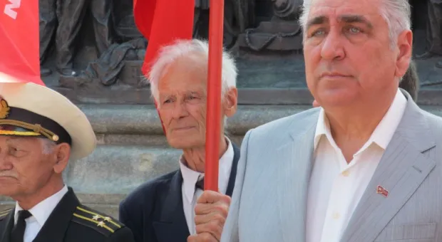 Василий Пархоменко разглядел в демонстрации, организованной городскими властями, подобие колонн пленных советских воинов, прогнанных по улицам фашистами в 1942-ом