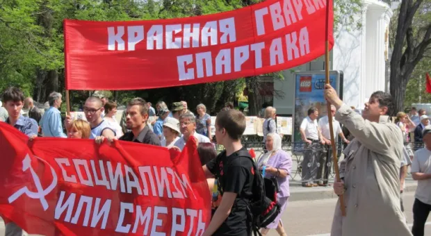 Василий Пархоменко разглядел в демонстрации, организованной городскими властями, подобие колонн пленных советских воинов, прогнанных по улицам фашистами в 1942-ом