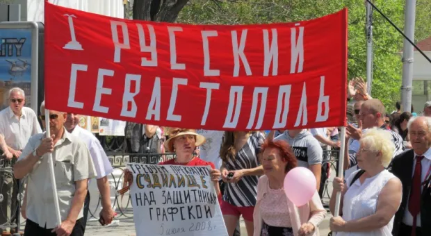 Василий Пархоменко разглядел в демонстрации, организованной городскими властями, подобие колонн пленных советских воинов, прогнанных по улицам фашистами в 1942-ом