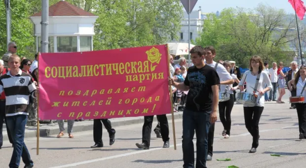 Василий Пархоменко разглядел в демонстрации, организованной городскими властями, подобие колонн пленных советских воинов, прогнанных по улицам фашистами в 1942-ом