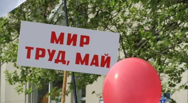 Рейтинг "неглупых лозунгов" на Первомайской демонстрации: от оригинальных и ностальгических до провокационных