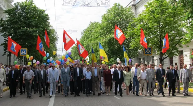 Официальный Первомай в Севастополе показал всю трудовую мощь города-героя, а Владимир Яцуба разглядел в глазах демонстрантов радость...
