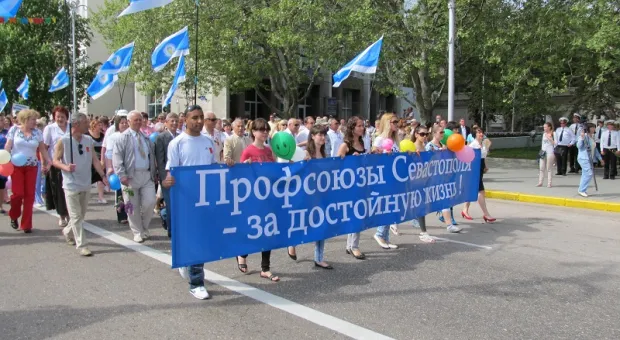 Официальный Первомай в Севастополе показал всю трудовую мощь города-героя, а Владимир Яцуба разглядел в глазах демонстрантов радость...