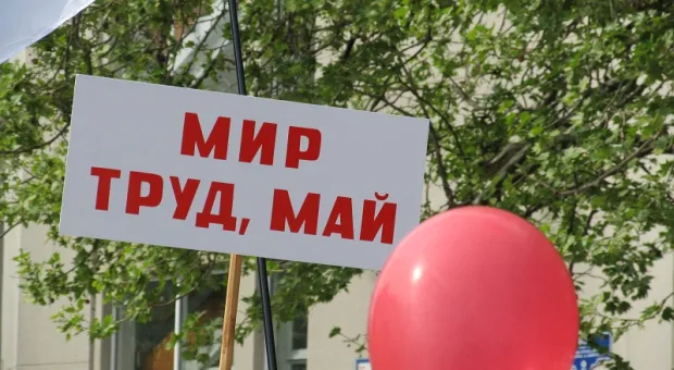 Официальный Первомай в Севастополе показал всю трудовую мощь города-героя, а Владимир Яцуба разглядел в глазах демонстрантов радость...