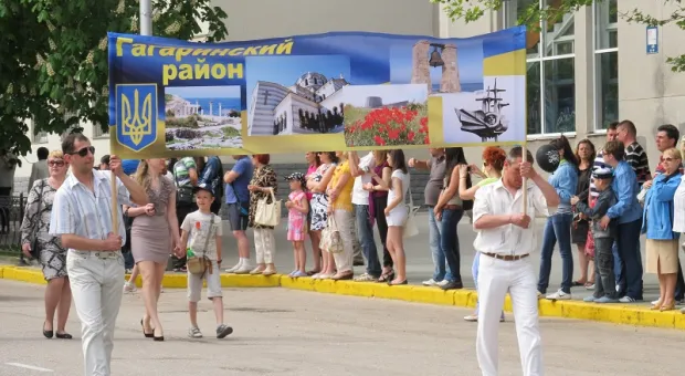 Официальный Первомай в Севастополе показал всю трудовую мощь города-героя, а Владимир Яцуба разглядел в глазах демонстрантов радость...