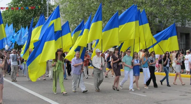 Официальный Первомай в Севастополе показал всю трудовую мощь города-героя, а Владимир Яцуба разглядел в глазах демонстрантов радость...