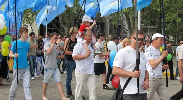 Официальный Первомай в Севастополе показал всю трудовую мощь города-героя, а Владимир Яцуба разглядел в глазах демонстрантов радость...