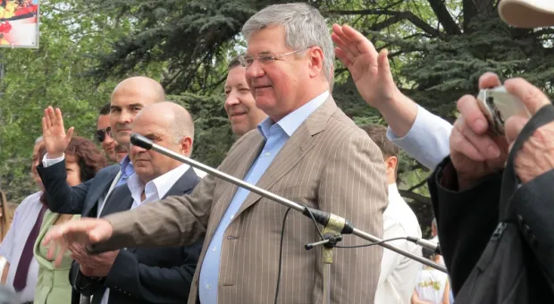 Официальный Первомай в Севастополе показал всю трудовую мощь города-героя, а Владимир Яцуба разглядел в глазах демонстрантов радость...