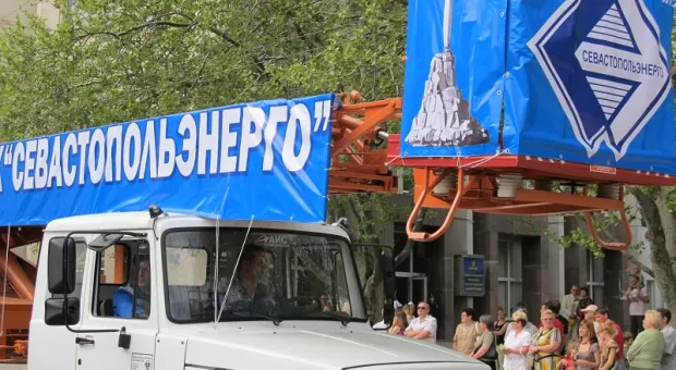 Официальный Первомай в Севастополе показал всю трудовую мощь города-героя, а Владимир Яцуба разглядел в глазах демонстрантов радость...