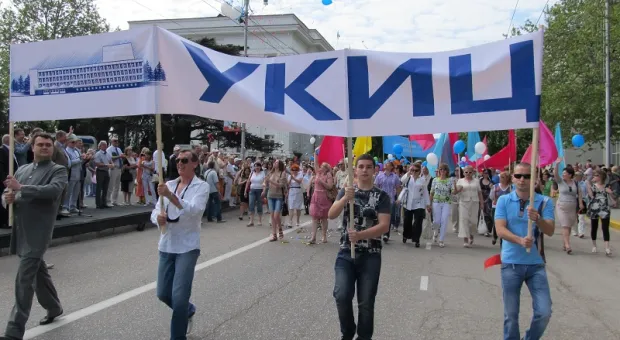 Официальный Первомай в Севастополе показал всю трудовую мощь города-героя, а Владимир Яцуба разглядел в глазах демонстрантов радость...