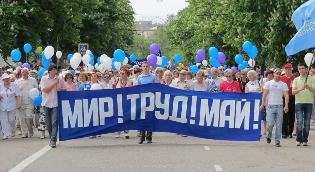 Официальный Первомай в Севастополе показал всю трудовую мощь города-героя, а Владимир Яцуба разглядел в глазах демонстрантов радость...