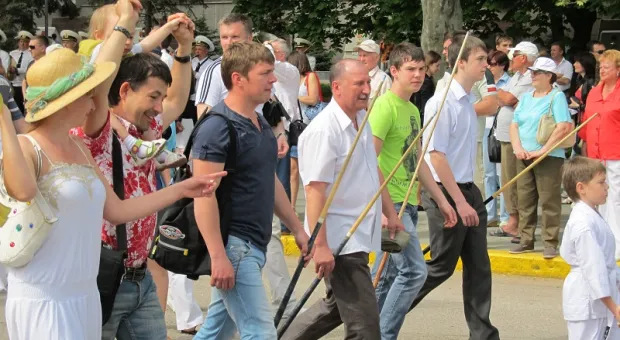 Официальный Первомай в Севастополе показал всю трудовую мощь города-героя, а Владимир Яцуба разглядел в глазах демонстрантов радость...