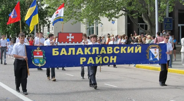 Официальный Первомай в Севастополе показал всю трудовую мощь города-героя, а Владимир Яцуба разглядел в глазах демонстрантов радость...