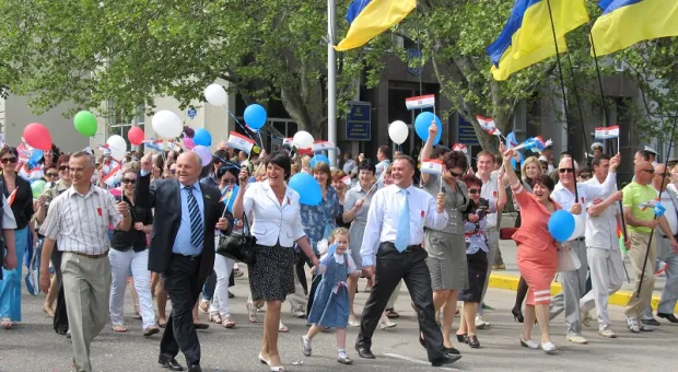 Официальный Первомай в Севастополе показал всю трудовую мощь города-героя, а Владимир Яцуба разглядел в глазах демонстрантов радость...