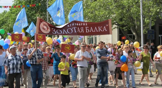 Официальный Первомай в Севастополе показал всю трудовую мощь города-героя, а Владимир Яцуба разглядел в глазах демонстрантов радость...