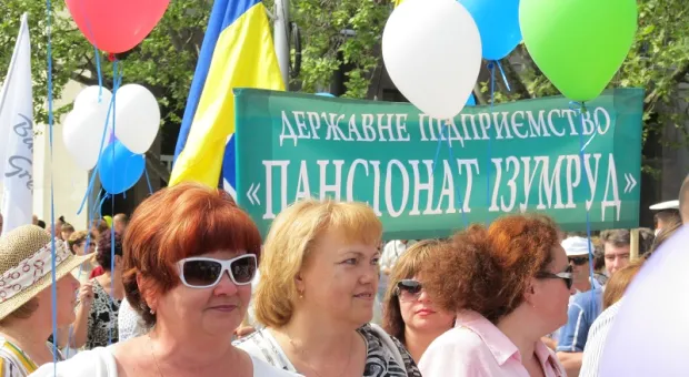 Официальный Первомай в Севастополе показал всю трудовую мощь города-героя, а Владимир Яцуба разглядел в глазах демонстрантов радость...