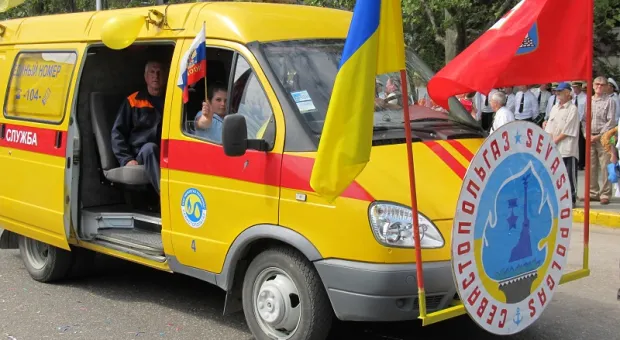 Официальный Первомай в Севастополе показал всю трудовую мощь города-героя, а Владимир Яцуба разглядел в глазах демонстрантов радость...