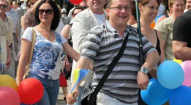 Официальный Первомай в Севастополе показал всю трудовую мощь города-героя, а Владимир Яцуба разглядел в глазах демонстрантов радость...