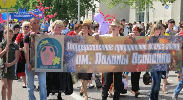 Официальный Первомай в Севастополе показал всю трудовую мощь города-героя, а Владимир Яцуба разглядел в глазах демонстрантов радость...