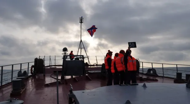 Учение "Фарватер мира-2012": сегодня спасали БДК «Цезарь Куников», завтра будут спасать ПЛ «Запорожье» Учение "Фарватер мира-2012": сегодня спасали БДК «Цезарь Куников», завтра будут спасать ПЛ «Запорожье»