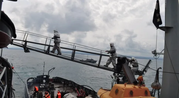 Учение "Фарватер мира-2012": сегодня спасали БДК «Цезарь Куников», завтра будут спасать ПЛ «Запорожье» Учение "Фарватер мира-2012": сегодня спасали БДК «Цезарь Куников», завтра будут спасать ПЛ «Запорожье»