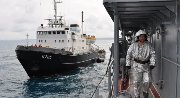 Учение "Фарватер мира-2012": сегодня спасали БДК «Цезарь Куников», завтра будут спасать ПЛ «Запорожье» Учение "Фарватер мира-2012": сегодня спасали БДК «Цезарь Куников», завтра будут спасать ПЛ «Запорожье»