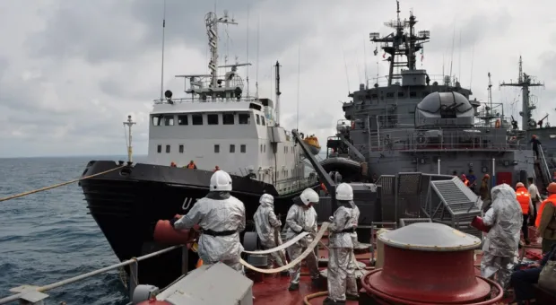 Учение "Фарватер мира-2012": сегодня спасали БДК «Цезарь Куников», завтра будут спасать ПЛ «Запорожье» Учение "Фарватер мира-2012": сегодня спасали БДК «Цезарь Куников», завтра будут спасать ПЛ «Запорожье»