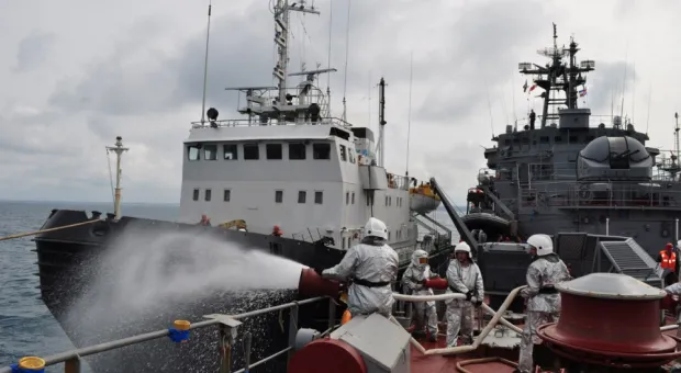 Учение "Фарватер мира-2012": сегодня спасали БДК «Цезарь Куников», завтра будут спасать ПЛ «Запорожье» Учение "Фарватер мира-2012": сегодня спасали БДК «Цезарь Куников», завтра будут спасать ПЛ «Запорожье»