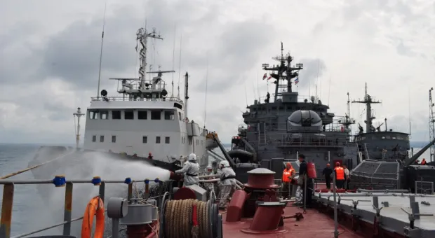 Учение "Фарватер мира-2012": сегодня спасали БДК «Цезарь Куников», завтра будут спасать ПЛ «Запорожье» Учение "Фарватер мира-2012": сегодня спасали БДК «Цезарь Куников», завтра будут спасать ПЛ «Запорожье»