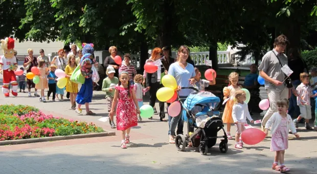 В Севастополе парадом счастливых семей пропагандировали брак и материнство, любовь к детям и многодетность