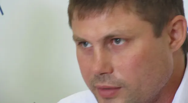 В Севастополе УДАРят по бездорожью белой краской и трафаретной надписью «Улучшение — уже сегодня!»