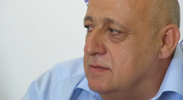 В Севастополе УДАРят по бездорожью белой краской и трафаретной надписью «Улучшение — уже сегодня!»