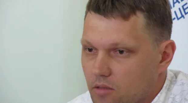 В Севастополе УДАРят по бездорожью белой краской и трафаретной надписью «Улучшение — уже сегодня!»