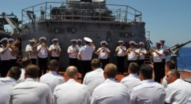 Экипаж «Цезаря Куникова» встретил День России в Средиземном море Экипаж «Цезаря Куникова» встретил День России в Средиземном море