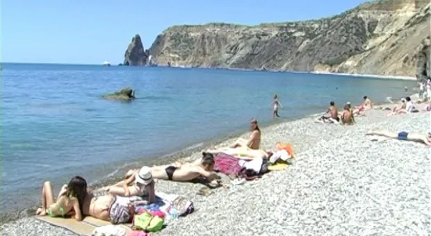 Яшмовый пляж в Севастополе принял первых отдыхающих Яшмовый пляж в Севастополе принял первых отдыхающих