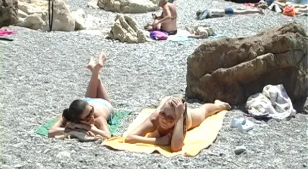 Яшмовый пляж в Севастополе принял первых отдыхающих Яшмовый пляж в Севастополе принял первых отдыхающих