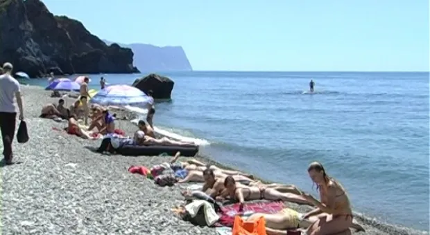 Яшмовый пляж в Севастополе принял первых отдыхающих Яшмовый пляж в Севастополе принял первых отдыхающих