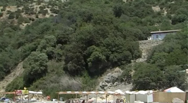 Яшмовый пляж в Севастополе принял первых отдыхающих Яшмовый пляж в Севастополе принял первых отдыхающих