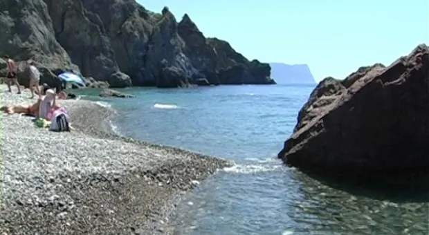 Яшмовый пляж в Севастополе принял первых отдыхающих Яшмовый пляж в Севастополе принял первых отдыхающих