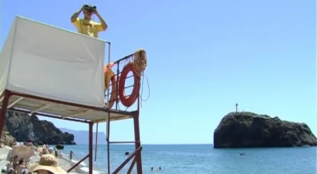 Яшмовый пляж в Севастополе принял первых отдыхающих Яшмовый пляж в Севастополе принял первых отдыхающих