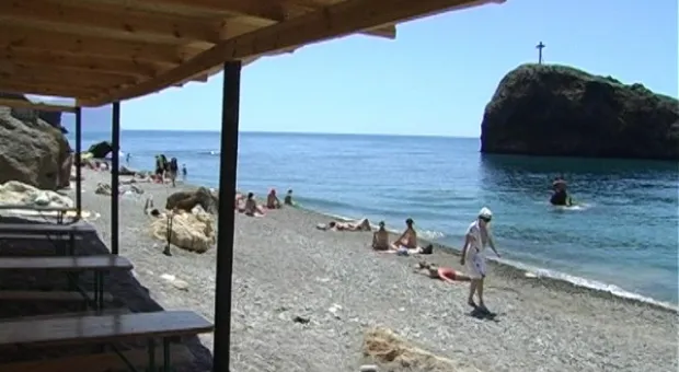 Яшмовый пляж в Севастополе принял первых отдыхающих Яшмовый пляж в Севастополе принял первых отдыхающих